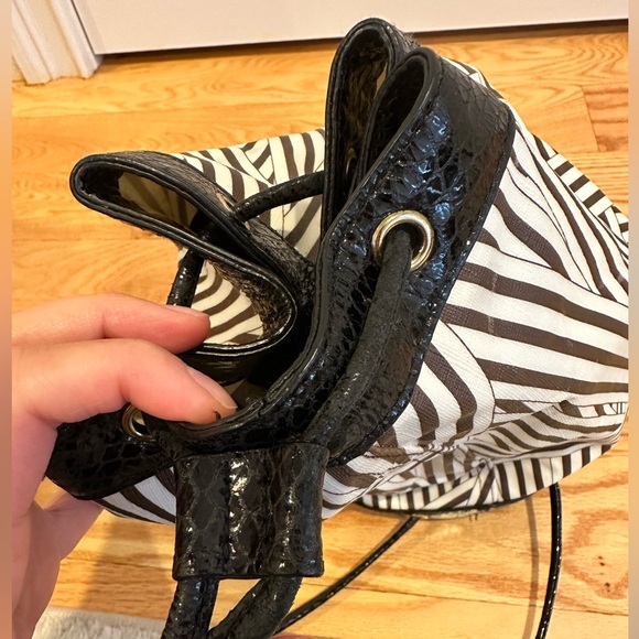 Henri Bendel drawstring bucket bag - Picture 4 of 8